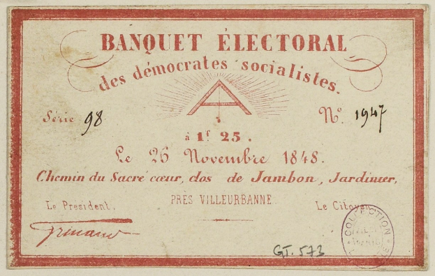 Ein alter Umschlag mit rotem Rand und einer Briefmarke, adressiert an "Banquet Electoral des Democrats Socialists".