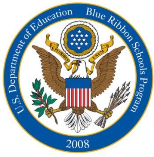 Logo des U.S. Department of Education Blue Ribbon Schools Program mit einem blauen Kreis mit einem weißen Stern, einer weißen Taube mit einer blauen Schleife und dem Text "Department of Education" in Blau auf einem weißen Banner.