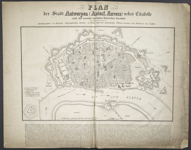 Ein altes Buch mit einer detaillierten Karte von Berlin auf dem Cover, einschließlich Straßen, Gebäuden und Sehenswürdigkeiten, zusammen mit Texten, die Informationen über die Stadt bereitstellen.