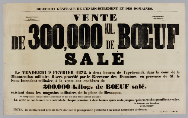 Alte Werbung für einen Rindfleischverkauf, auf der "Vente de 300,000 Kil Kil de Boeuf Sale" steht, an einer Wand angebracht.