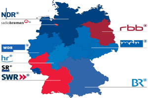 Eine Deutschlandkarte mit in Rot und Blau hervorgehobenen Bundesländern, die die Ergebnisse der Wahl 2016 zeigen, einschließlich der Namen der Kandidaten und des Wahltermins.