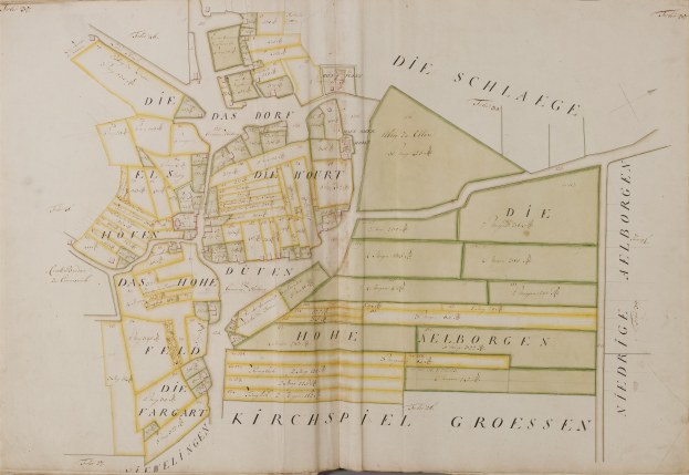 Ein altes Buch mit einer detaillierten Karte von Hamburg, Deutschland, mit Straßen, Gebäuden und Sehenswürdigkeiten, begleitet von beschreibendem Text über die Stadt.