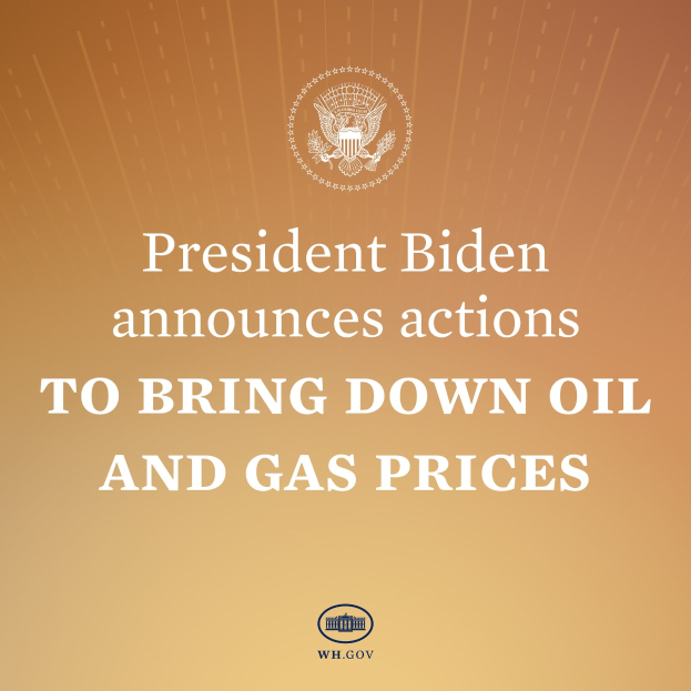 Präsident Biden an einem Rednerpult mit einem Plakat, das ein Logo und Text zu Maßnahmen zur Reduzierung von Öl- und Gaspreisen anzeigt.