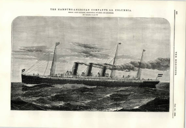 Schwarz-weiß-Fotografie des Passagierschiffs S.S. Columbia mit sichtbarem Rauch aus dem Schornstein und flatternden Flaggen auf dem Wasser.