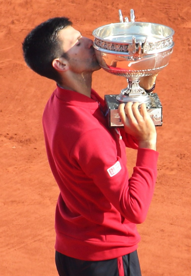 Novak Djokovic hält den Pokal von French Open und feiert nach Sieg gegen Rafael Nadal im Finale der Herren-Einzel.