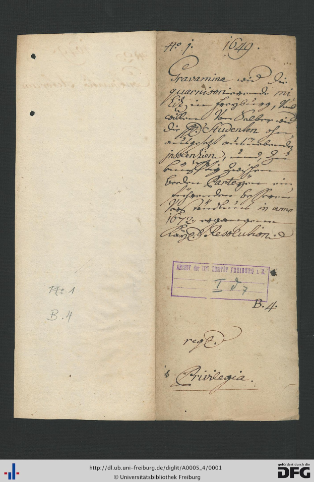 Offenes Buch mit handgeschriebener Schrift auf altem Papier, das Wasserzeichen am unteren Rand aufweist, wahrscheinlich ein Dokument aus der Bundesrepublik Deutschland.