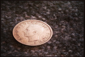 Eine Münze mit dem Bild eines Königs darauf.