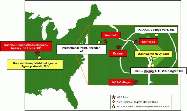 Eine detaillierte Karte der Vereinigten Staaten, die die Standorte der National Geospatial Intelligence Agency mit fettem, zentriertem Text und geografischen Merkmalen hervorhebt.