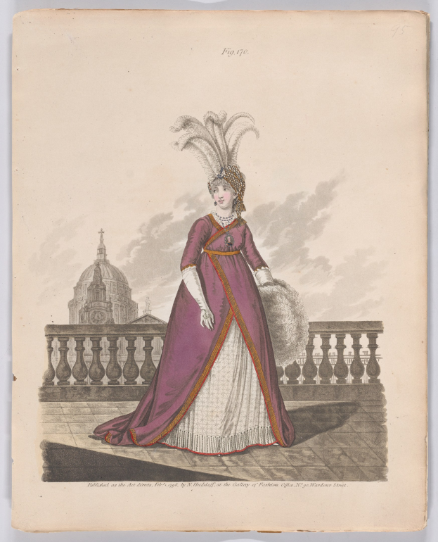 Frau in einem purpurfarbenen und weißen Kleid mit einem Federkopfschmuck, die an einem Geländer steht, mit einem Gebäude und Wolken im Hintergrund, beschriftet mit "Fashion of New York, New York Street, 1790."