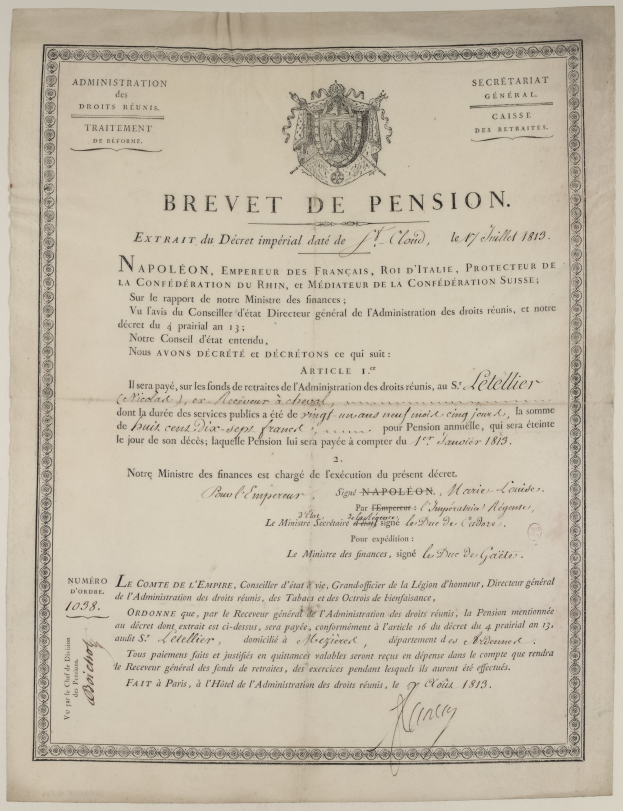Ein altes Dokument mit einem Schwarz-Weiß-Bild eines Mannes, Text "brevet de pension" und einem Logo.