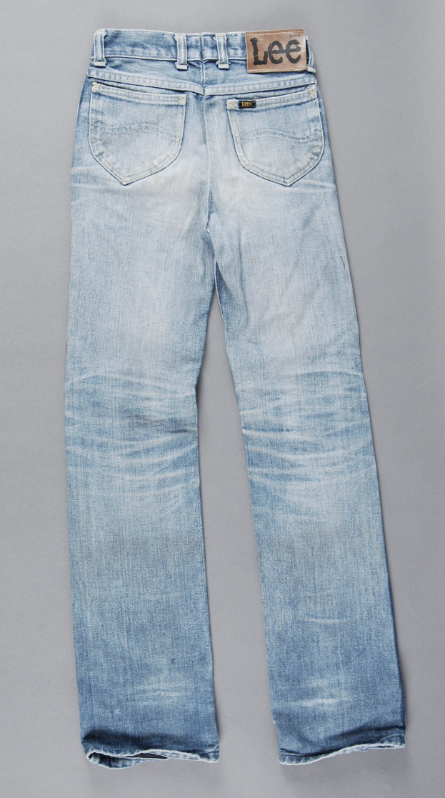 Ein Paar Levi's 501 Original Fit Jeans in hellblauem Denim mit einem Vintage-Fade-Effekt, präsentiert auf einem grauen Hintergrund, mit einem Fünf-Taschen-Design, Reißverschluss und Knopfverschluss sowie dem ikonischen Levi's-Logo auf der Gesäßtasche.