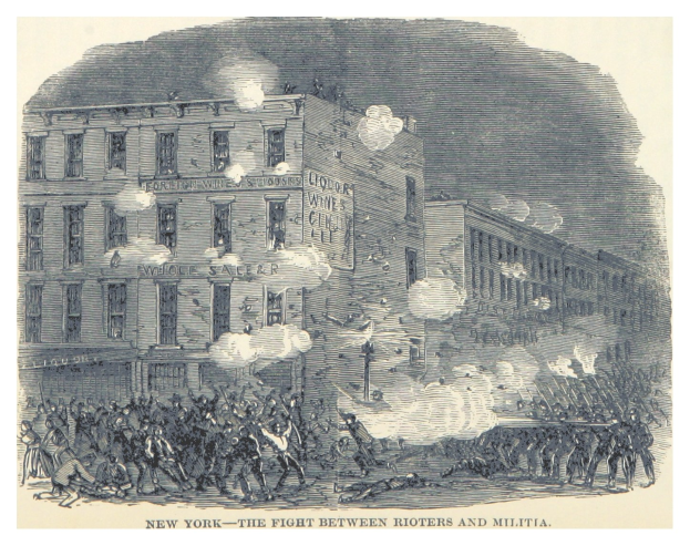 Ein Plakat, das eine gewalttätige Konfrontation zwischen Aufständischen und Miliz in New York City zeigt, mit Menschen auf dem Boden, die Waffen halten, Gebäuden im Hintergrund und Rauch, der aus ihnen aufsteigt, begleitet von dem Text "New York - Der Kampf zwischen Aufständischen und Miliz" unten.