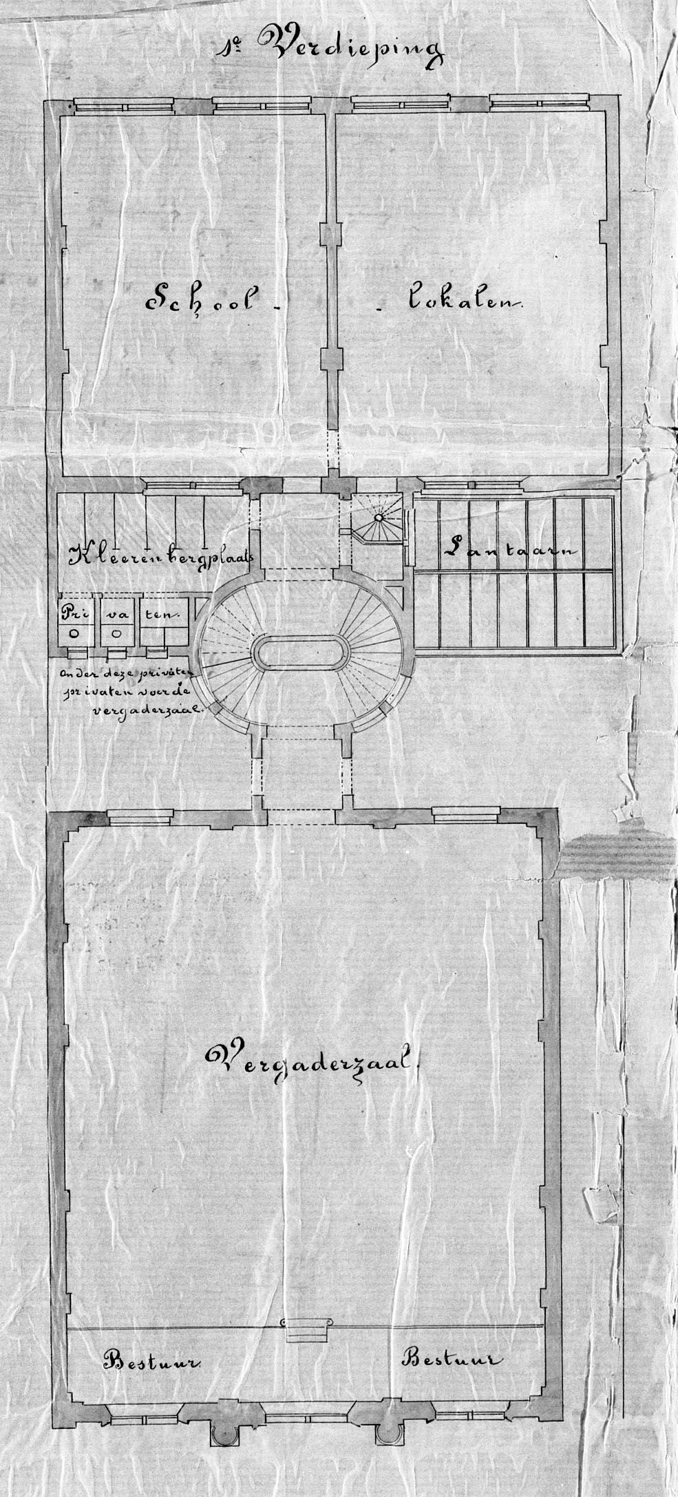 Ein detaillierter Grundrissplan einer Schule im ersten Stock in den Niederlanden, der eine runde Treppe und beschriftete Raumdetails zeigt.