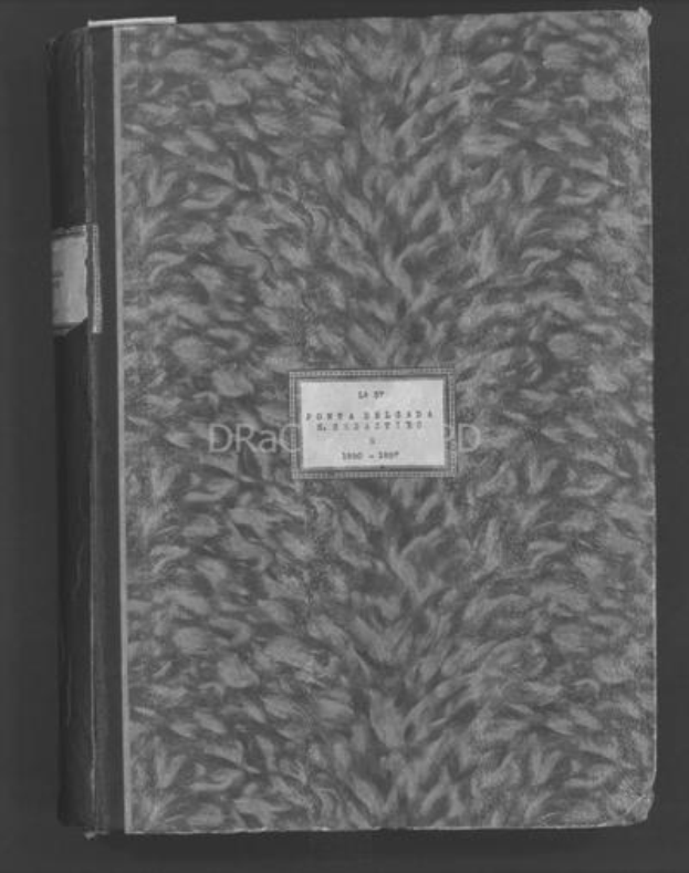 Schwarzes und weißes Foto eines Journals mit einem Etikett auf dem Cover, das vor einem dunklen Hintergrund platziert ist.