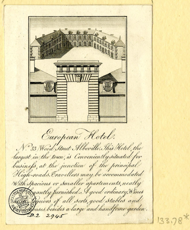 Eine detaillierte Zeichnung eines europäischen Hotels auf Papier mit einem Stempel, das Fenster, Wände und Dach zeigt, begleitet von beschreibendem Text.