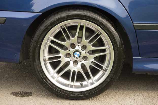 Autoreifen auf einer Straßenoberfläche.