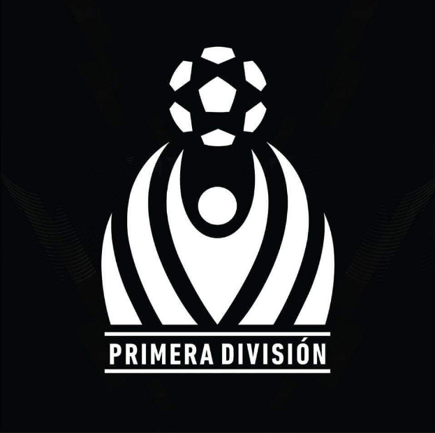 Schwarzes und weißes Primera Division-Logo mit einem Fußball in einem weißen Kreis auf schwarzem Hintergrund, darüber in fetter weißer Schrift 'Primera Division'.