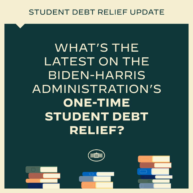 Ein Plakat mit der Aufschrift "Was gibt es Neues zum einmaligen Schuldenentlastungsprogramm der Biden-Harris-Regierung?" oben und Büchern unten.