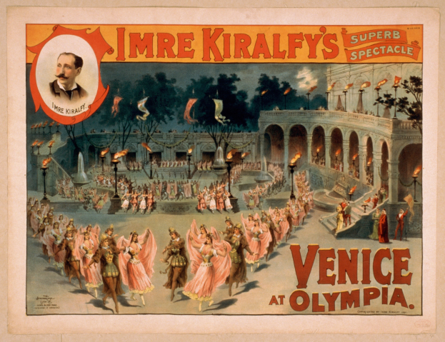 Plakat für Imre Kiralfys Super-Spektakel in Venedig, das kostümierte Künstler vor einem gebogenen und säulenartigen Gebäude mit Laternen und Bäumen zeigt.