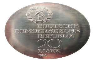 Eine Silbermedaille mit der Aufschrift "Deutsche Demokratische Republik" vor einem weißen Hintergrund.