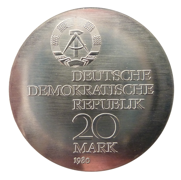 Eine Silbermedaille mit der Aufschrift "Deutsche Demokratische Republik" vor einem weißen Hintergrund.
