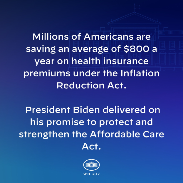 Blauer Hintergrund mit weißer Schrift, die besagt: "Millionen von Amerikanern sparen durchschnittlich 800 Dollar im Jahr bei den Krankenversicherungsbeiträgen thanks to the Inflation Reduction Act" in der Mitte, mit einem Logo.