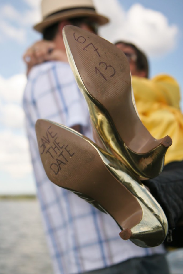 Frauen-High-Heels mit Datumsangaben darauf, mit einer Person, die eine Frau an der Taille hält.
