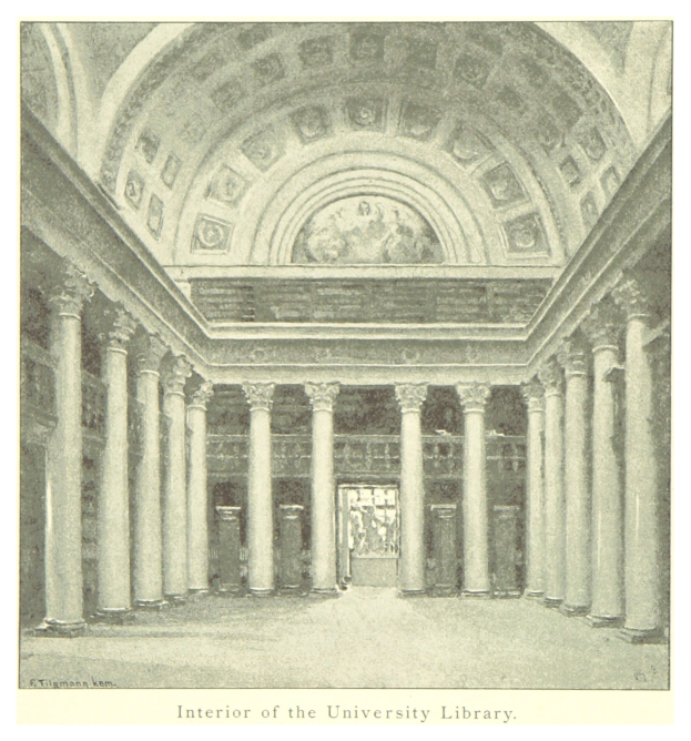 Innenraum einer prächtigen Universitätsbibliothek mit hohen Säulen und kunstvollen Deckenentwürfen, mit Text am unteren Rand für den ästhetischen Effekt.